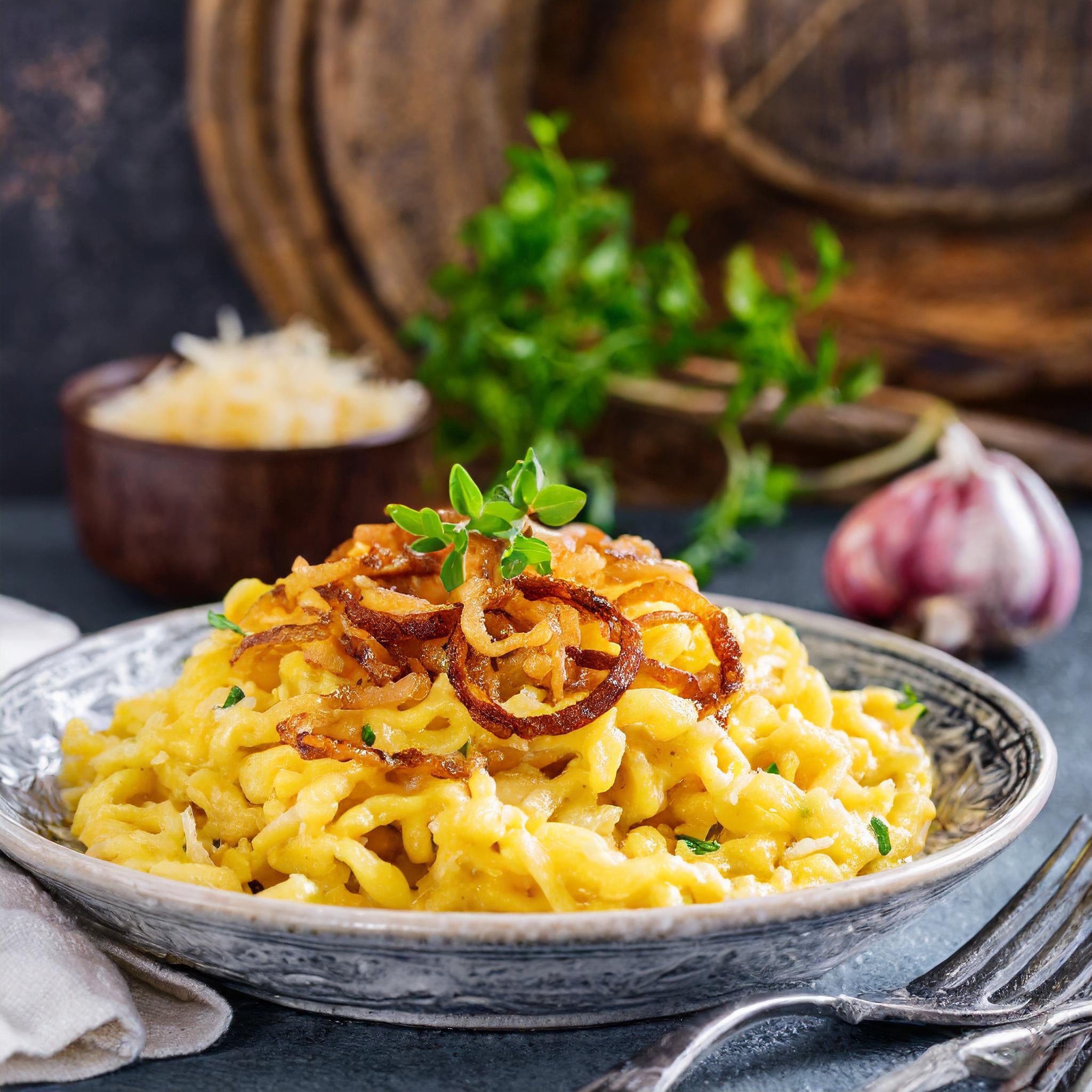 Cremige Käsespätzle mit Röstzwiebeln