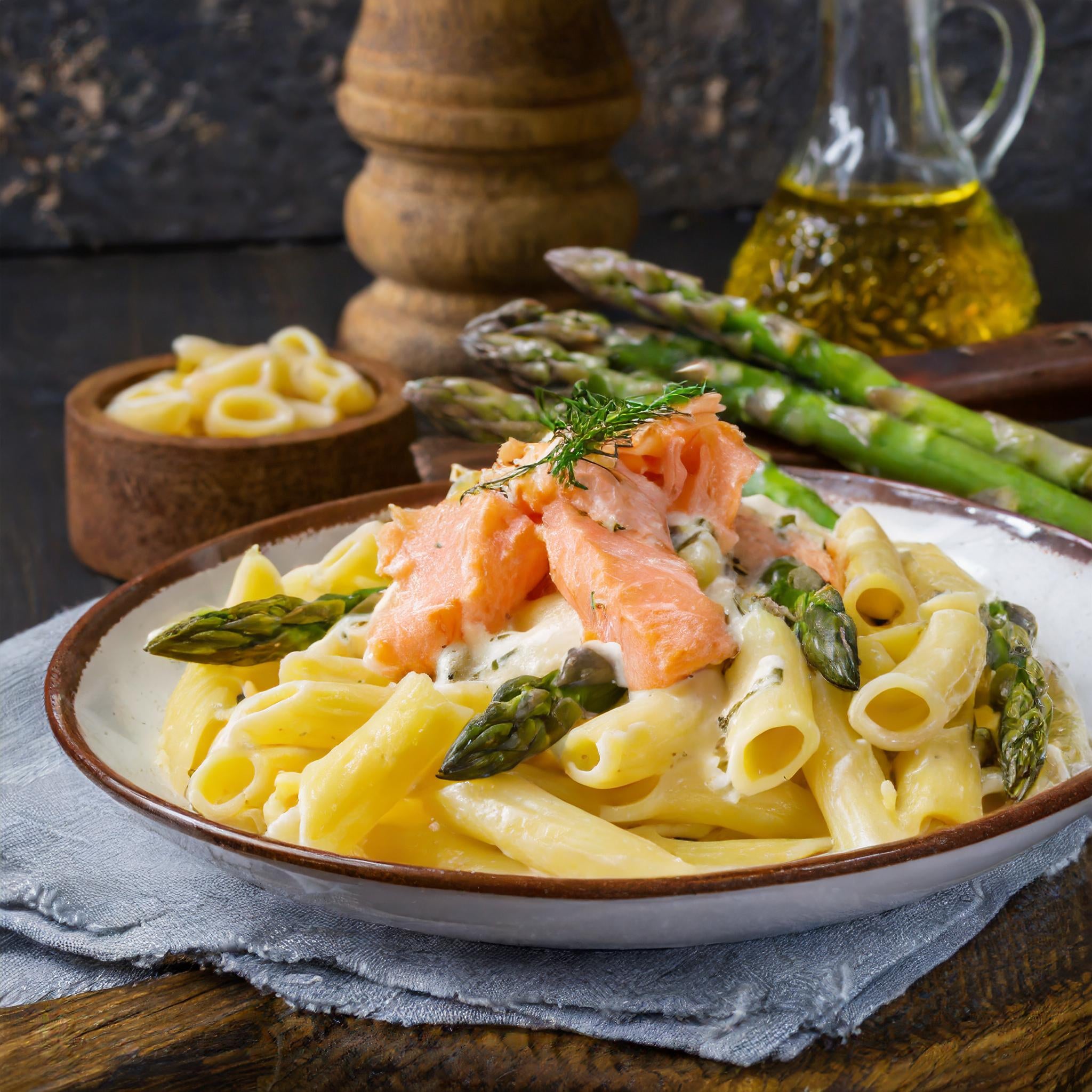 Cremige Pasta mit Lachs und Spargel