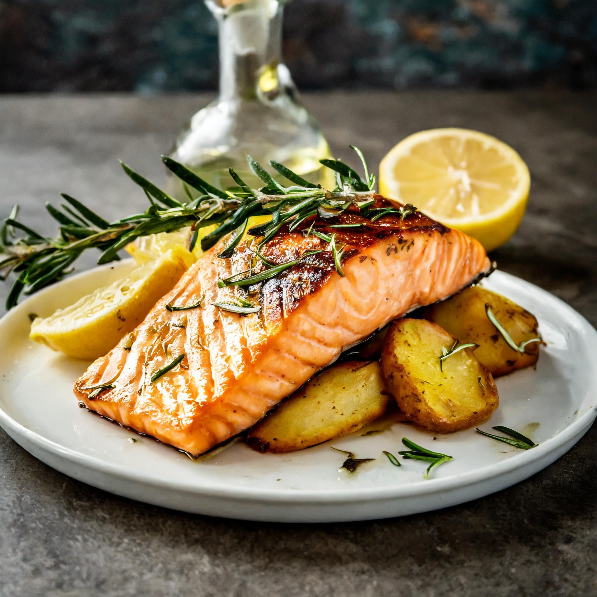 Gegrilltes Lachsfilet mit Zitronen-Basilikum-Marinade und Rosmarinkartoffeln