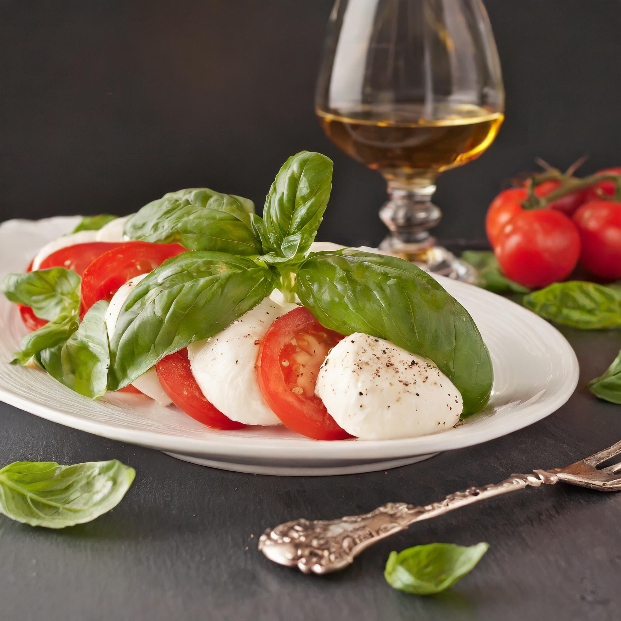 Genuss pur: Caprese-Salat mit Mozzarella, Tomaten und Basilikum