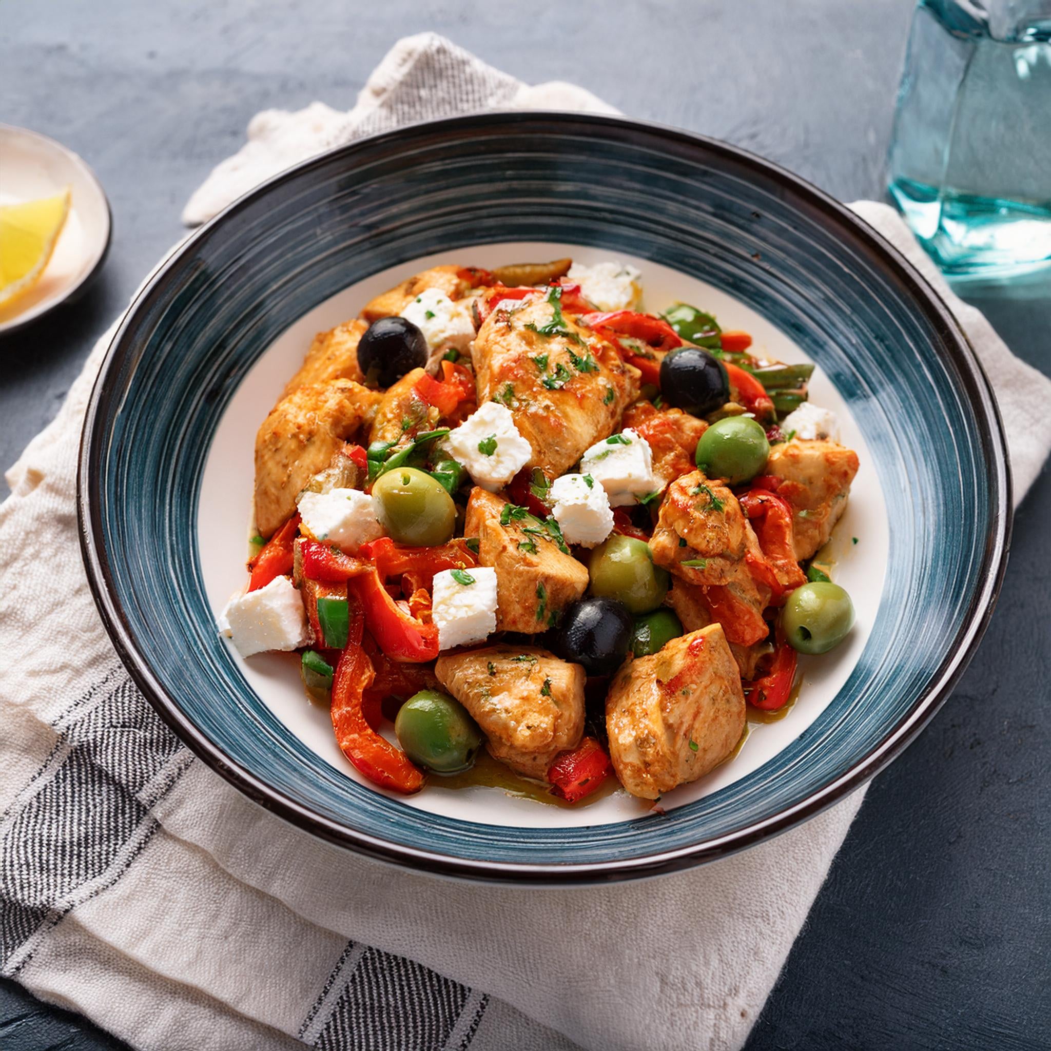 Mediterrane Hähnchenpfanne mit Oliven und Feta