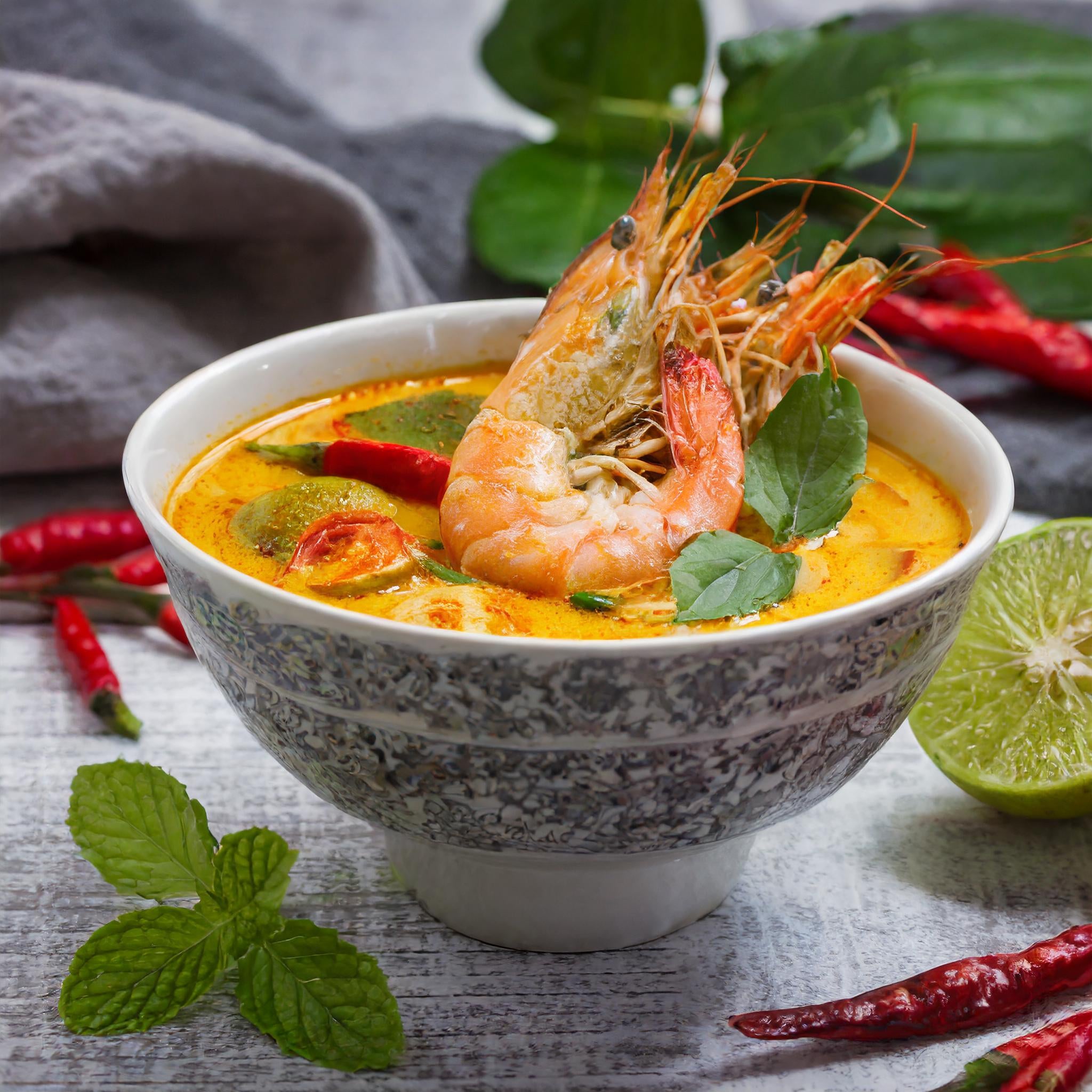 Pikante Thai-Curry-Suppe mit Garnelen