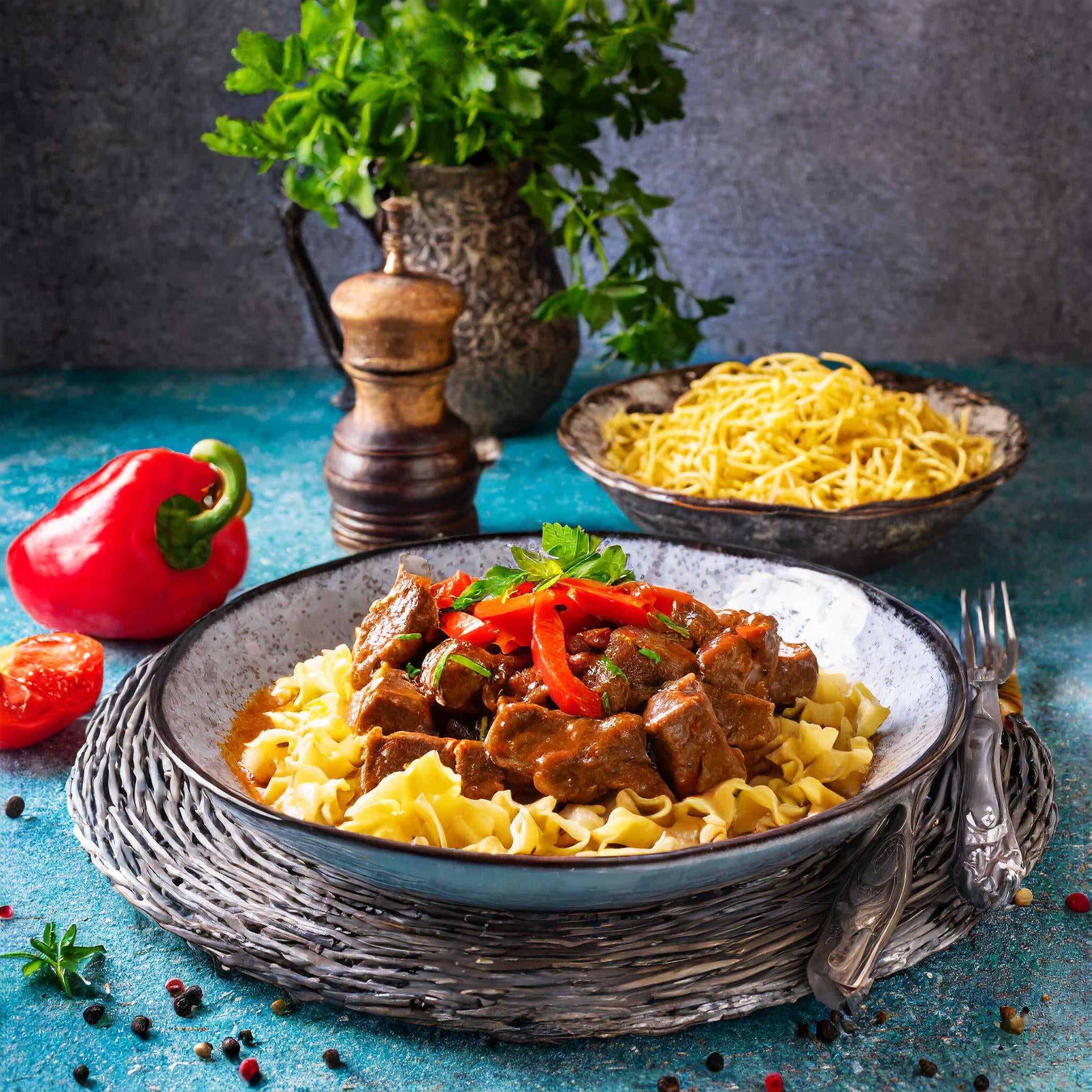 Saftiges Rindergulasch mit Paprika und Spätzle
