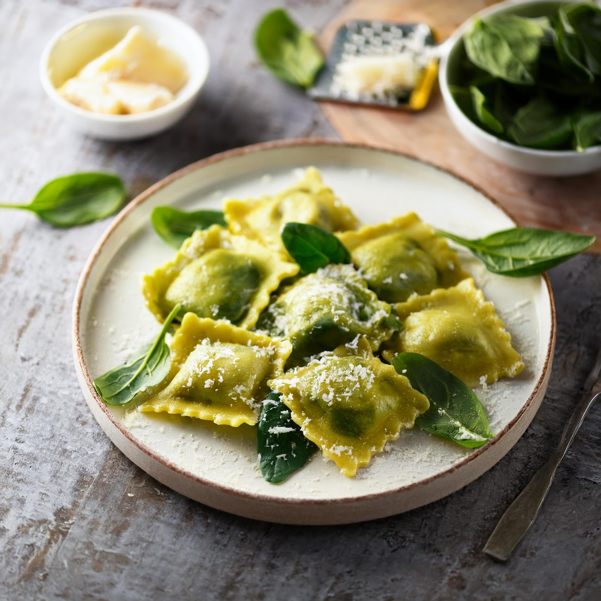 Spinat-Ricotta-Ravioli mit Salbeibutter Spinat-Ricotta-Ravioli mit Salbeibutter