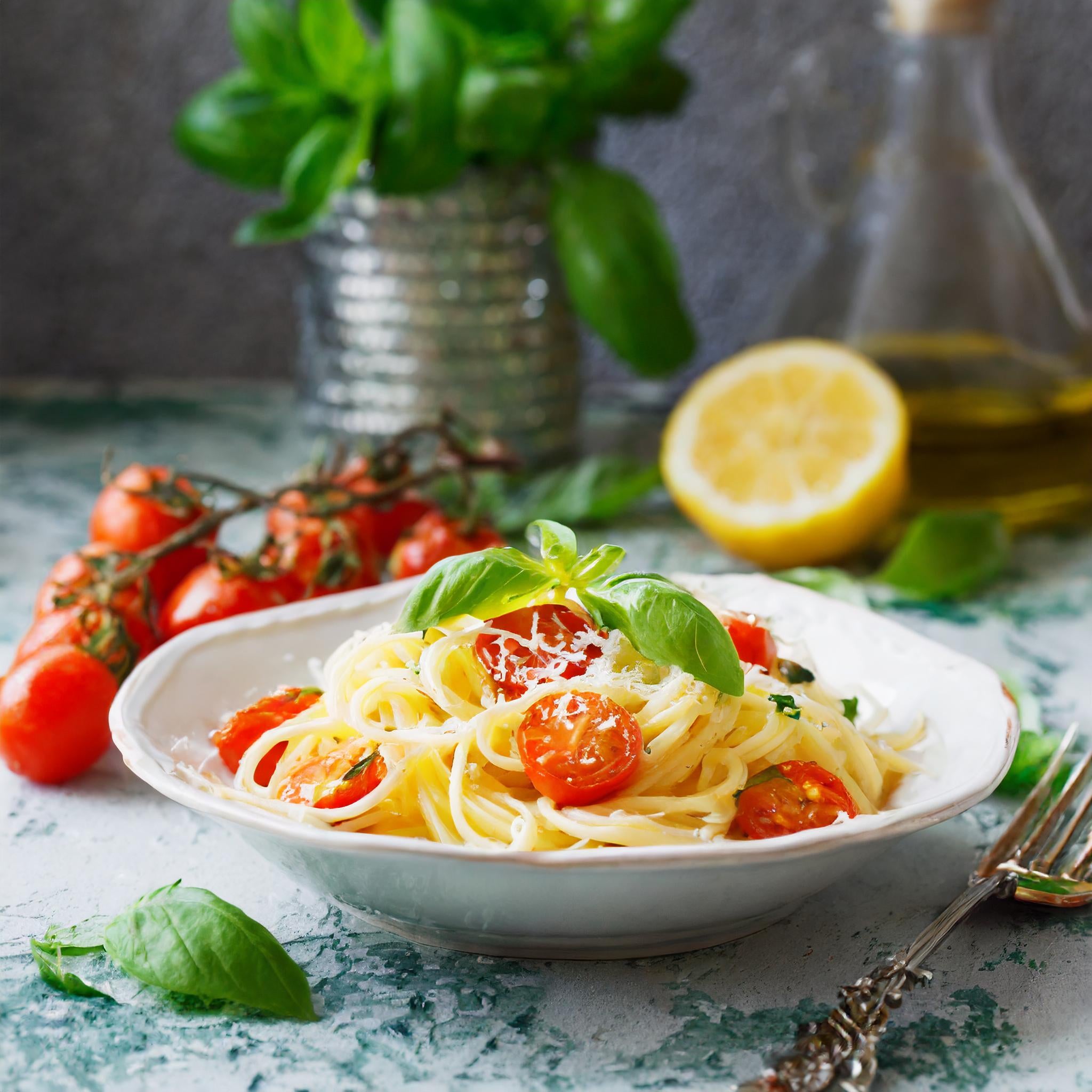 Zitronen-Basilikum Pasta mit gerösteten Tomaten