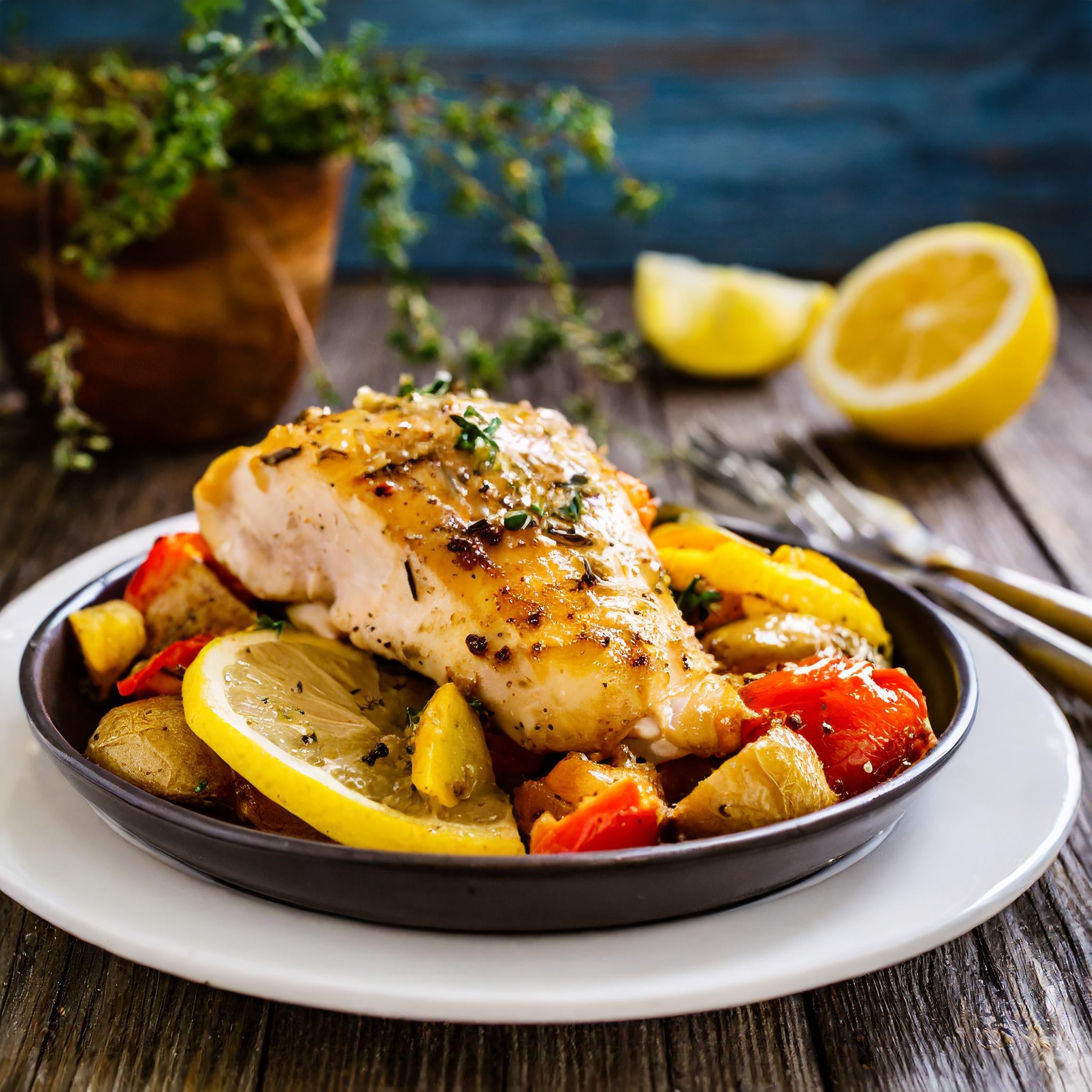 One-Pan Zitronen-Knoblauch-Hähnchen mit geröstetem Gemüse