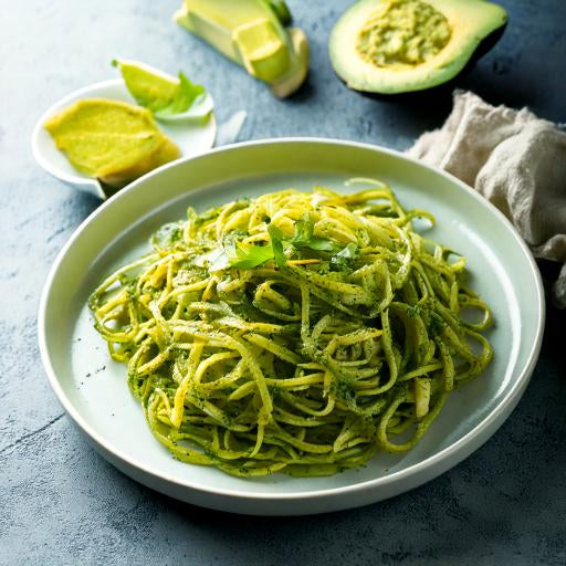 Zucchini-Nudeln mit Avocado-Pesto