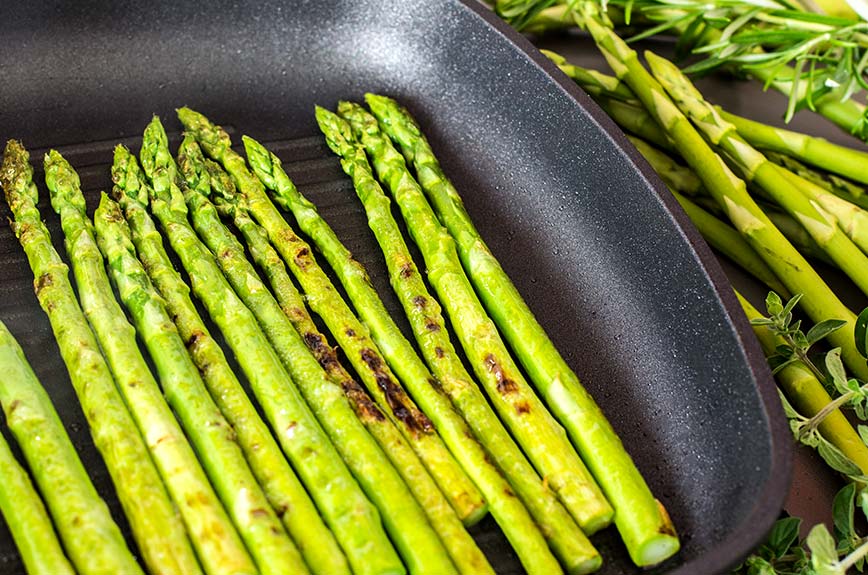 Grüner Spargel wird in Eurolux Grillpfanne gebraten
