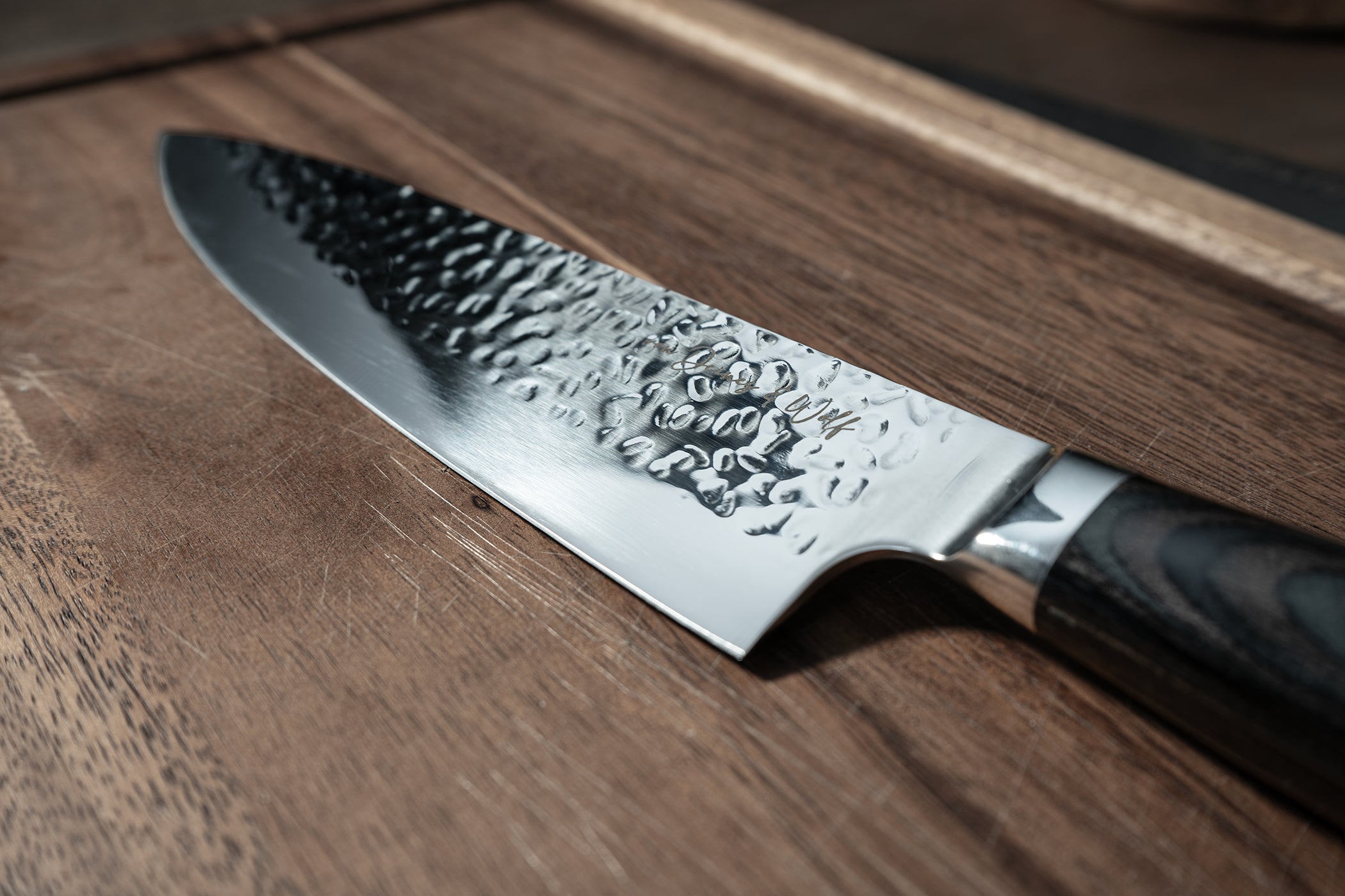 Detailansicht einer Messerklinge mit Hammerschlagmuster