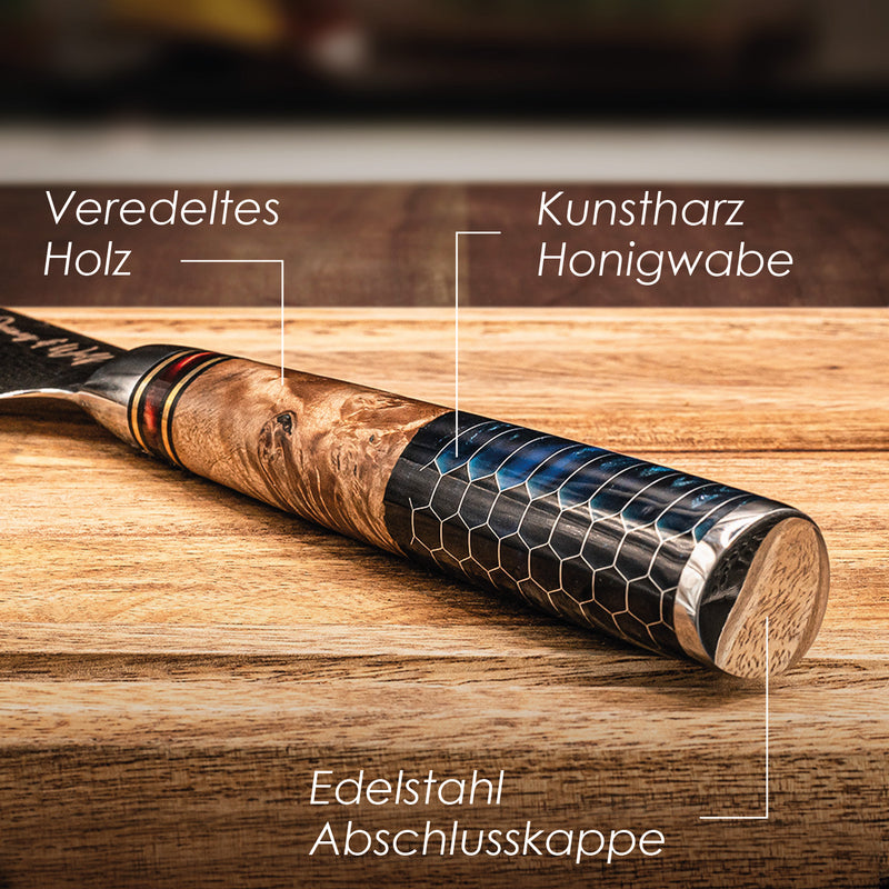 Detailaufnahme des Santokumessers Honey Griff mit veredeltem Holz und Kunstharz-Honigwabe.