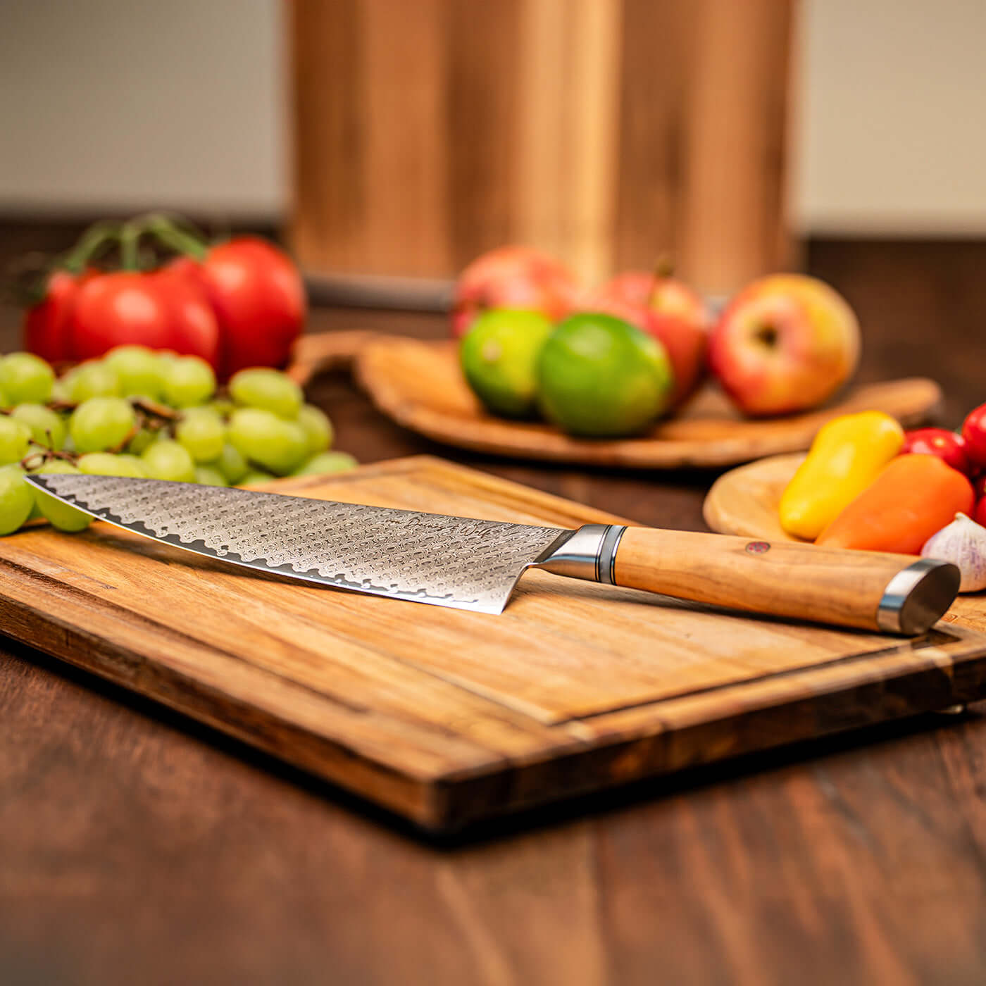 Damastmesser Olive Chefmesser auf Holzbrett mit Obst und Gemüse