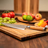 Damastmesser Olive Chefmesser auf Holzbrett mit Obst und Gemüse